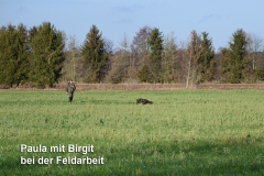 Paula-mit-Birgit-bei-der-Feldarbeit-2