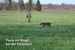 Paula-mit-Birgit-bei-der-Feldarbeit